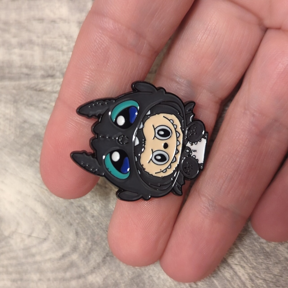 🖤 Labubu - Enamel Pin - Picture 2 of 3